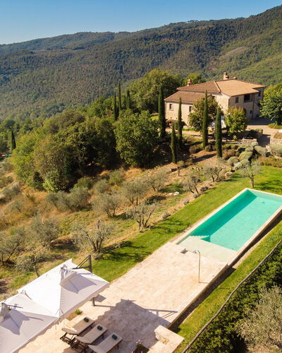 Villa Dorothea: Himmel, Pflanze, Eigentum, Pflanzengemeinschaft, Berg, Baum, Steigung, Grundstueck, Vegetation, Schwimmbad