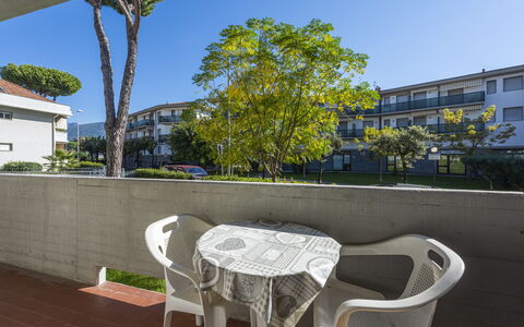 Casa Marina: Himmel, Daytime, Tabelle, Gebäude, Möbel, Baum, Fenster, Urban Design, Gartenmöbel, Stuhl