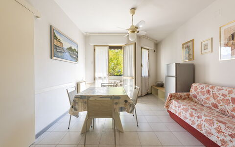 Casa Marina: Bilderrahmen, Möbel, Tabelle, Gebäude, Stuhl, Holz, Couch, Fenster, Interior Design, Fussboden