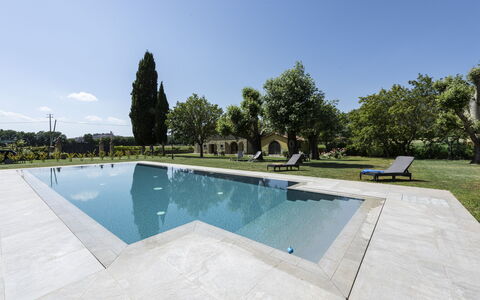 Villa Chio: Wasser, Himmel, Schwimmbad, Baum, Pflanze, Schatten, Rechteck, Gebäude, Freizeit, Wohngebiet