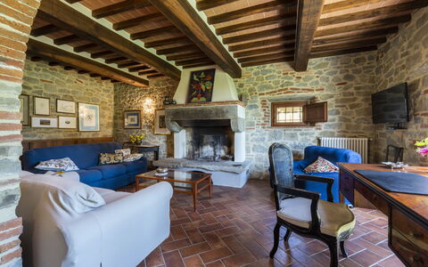 Villa Chio: Tabelle, Möbel, Couch, Blau, Stuhl, Azurblau, Wohnzimmer, Bilderrahmen, Interior Design, Holz