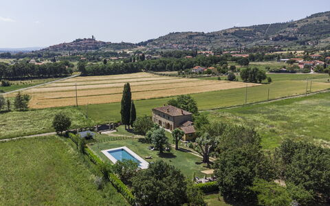 Villa Chio: Himmel, Pflanze, Baum, Natürliche Landschaft, Urban Design, Berg, Wohngebiet, Bergforms, Einfach, Wiese