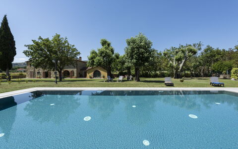 Villa Chio: Wasser, Himmel, Pflanze, Wasservorräte, Daytime, Eigentum, Baum, Schwimmbad, Azurblau, Natürliche Landschaft