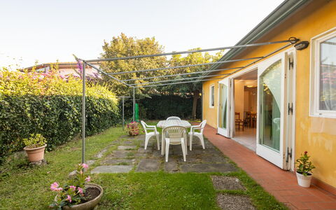Villa Isola: Pflanze, Himmel, Möbel, Fenster, Blumentopf, Gebäude, Blume, Stuhl, Zimmerpflanze, Gras