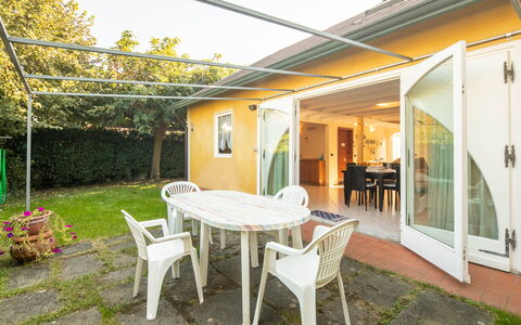 Villa Isola: Möbel, Pflanze, Tabelle, Eigentum, Fenster, Gebäude, Stuhl, Schatten, Tür, Tisch Im Freien