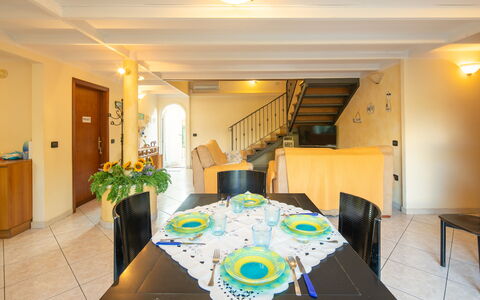 Villa Isola: Tabelle, Eigentum, Möbel, Pflanze, Stuhl, Beleuchtung, Interior Design, Die Architektur, Zimmerpflanze, Halle