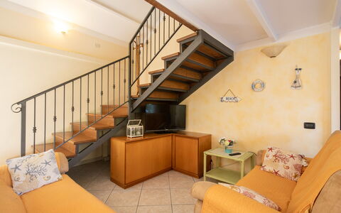 Villa Isola: Möbel, Eigentum, Gebäude, Komfort, Couch, Holz, Bilderrahmen, Interior Design, Treppe, Die Architektur