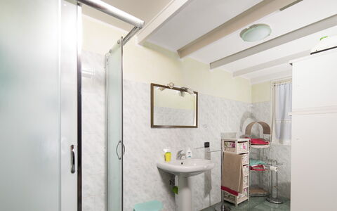 Villa Isola: Spiegel, Zapfhahn, Sinken, Armatur, Eigentum, Bad Sink, Gebäude, Badezimmer, Beleuchtung, Interior Design