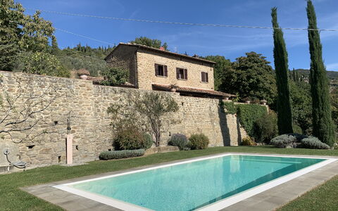 Villa Adelfa: Wasser, Himmel, Eigentum, Pflanze, Azurblau, Baum, Wolke, Die Architektur, Gebäude, Rechteck
