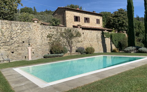 Villa Adelfa: Wasser, Himmel, Gebäude, Pflanze, Azurblau, Schwimmbad, Fenster, Rechteck, Baum, Grundstueck