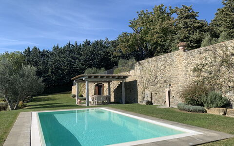 Villa Adelfa: Wasser, Pflanze, Himmel, Eigentum, Schwimmbad, Die Architektur, Natürliche Landschaft, Wolke, Baum, Grundstueck