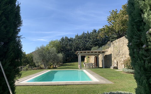 Villa Adelfa: Pflanze, Wasser, Himmel, Wolke, Grundstueck, Gras, Schatten, Rechteck, Baum, Schwimmbad