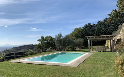 Villa Adelfa: Wasser, Himmel, Eigentum, Wolke, Pflanze, Natürliche Landschaft, Schwimmbad, Rechteck, Gewässer, Baum