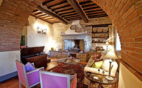 Villa Adelfa: Möbel, Eigentum, Bilderrahmen, Couch, Stuhl, Interior Design, Holz, Wohnzimmer, Tabelle, Backstein