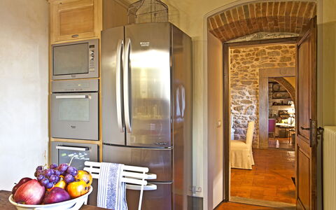 Villa Adelfa: Möbel, Essen, Geschirr, Gebäude, Cabinetry, Tabelle, Tür, Holz, Beleuchtung, Interior Design