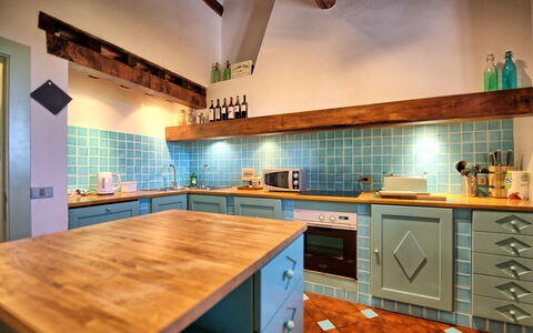 Villa Paneretta: Countertop, Cabinetry, Eigentum, Küche, Küchengerät, Herd, Holz, Spüle, Schublade, Beleuchtung