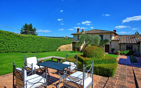 Villa Paneretta: Pflanze, Himmel, Wolke, Eigentum, Gebäude, Grün, Natürliche Landschaft, Grundstueck, Fenster, Baum