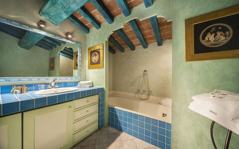 Villa Paneretta: Spiegel, Zapfhahn, Armatur, Eigentum, Cabinetry, Badezimmerschrank, Sinken, Bad Sink, Badezimmer, Azurblau