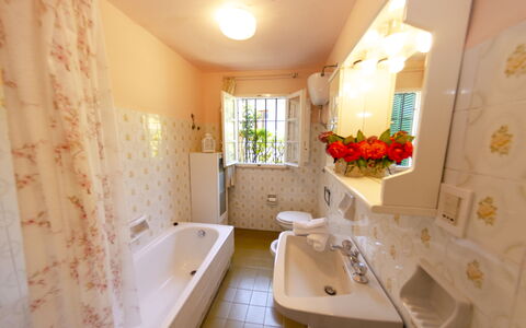 Alla Collina Del Sole: Badewanne, Armatur, Eigentum, Badezimmer, Gebäude, Interior Design, Die Architektur, Fenster, Spiegel, Pflanze