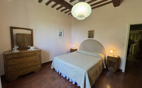Alla Collina Del Sole: Bett, Möbel, Schlafzimmer, Wand, Bettdecke, Flooring, Bedding, Interior Design, Holz, Fussboden