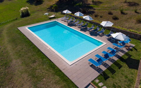 Villa Lugnano: Gebäude, Pflanze, Schwimmbad, Wasser, Azurblau, Rechteck, Haus, Gras, Schatten, Urban Design