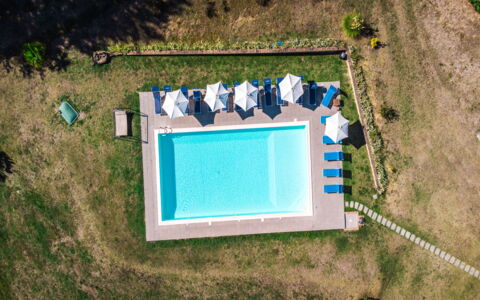 Villa Lugnano: Wasser, Pflanze, Schwimmbad, Fenster, Azurblau, Rechteck, Grundstueck, Gras, Steigung, Landschaft