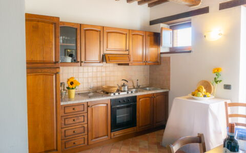 Villa Lugnano: Cabinetry, Countertop, Möbel, Eigentum, Sinken, Stuhl, Küche, Küchengerät, Gebäude, Herd