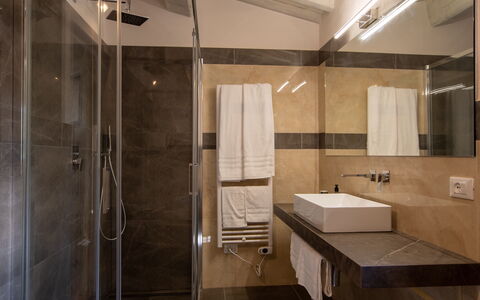 Villa Lucarella: Interior Design, Flooring, Fussboden, Badezimmer, Armatur, Zimmer, Möbel, Beleuchtung, Decke, Sinken