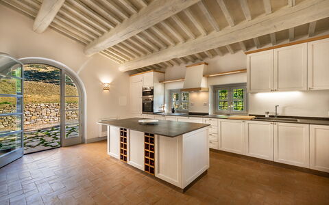 Villa Lucarella: Küche, Interior Design, Flooring, Countertop, Holz, Decke, Cabinetry, Möbel, Fussboden, Küchengerät