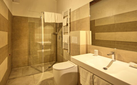 Palazzo Bello: Eigentum, Zapfhahn, Sinken, Armatur, Gebäude, Badezimmer, Interior Design, Haus, Holz, Flooring