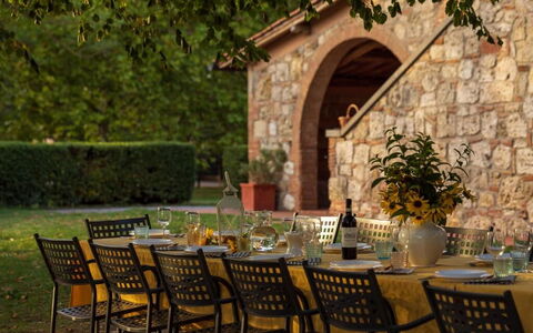 Palazzo Bello: Möbel, Tabelle, Gartenmöbel, Tisch Im Freien, Stuhl, Garten, Restaurant, Schatten, Küche & Esszimmer Tisch, Hinterhof