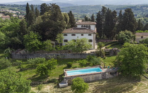 Villa Vigliano: Pflanze, Gebäude, Pflanzengemeinschaft, Fenster, Baum, Natürliche Landschaft, Grundstueck, Vegetation, Haus, Berg