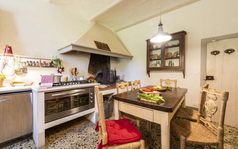 Villa Vigliano: Essen, Tabelle, Countertop, Möbel, Cabinetry, Eigentum, Küche, Küchengerät, Gebäude, Holz