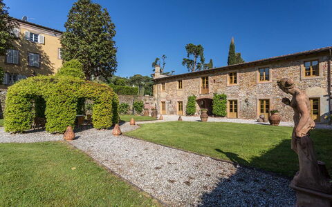 Villa Vaccoli: Pflanze, Himmel, Fenster, Grundstueck, Gebäude, Gras, Hütte, Landschaft, Fassade, Baum