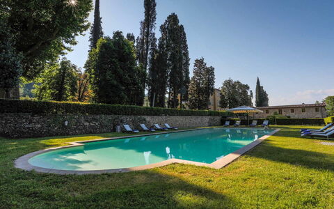 Villa Vaccoli: Wasser, Himmel, Pflanze, Schwimmbad, Azurblau, Natürliche Landschaft, Gewässer, Baum, Gras, Schatten