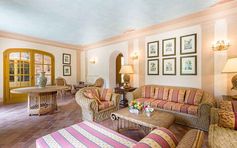 Villa Vaccoli: Tabelle, Bilderrahmen, Möbel, Eigentum, Couch, Gebäude, Holz, Interior Design, Dekoration, Wohnzimmer