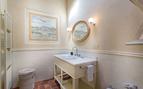 Villa Vorno: Spiegel, Zapfhahn, Sinken, Armatur, Eigentum, Bad Sink, Gebäude, Badezimmer, Holz, Badezimmerschrank