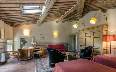 Villa Vorno: Eigentum, Möbel, Bilderrahmen, Tabelle, Stuhl, Lampe, Beleuchtung, Holz, Wohnzimmer, Couch