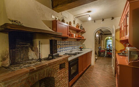 Villa Vorno: Countertop, Cabinetry, Eigentum, Küche, Küchengerät, Gebäude, Holz, Haushaltsgerät, Herd, Interior Design