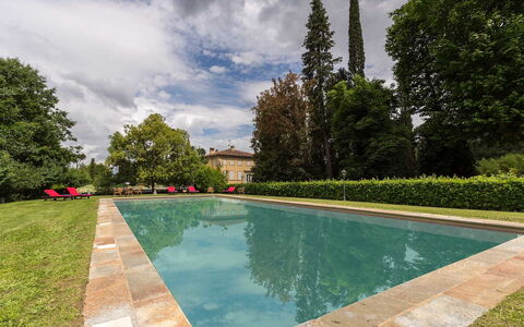 Villa Vorno: Wasser, Wolke, Himmel, Pflanze, Baum, Schwimmbad, Gewässer, Freizeit, Natürliche Landschaft, Landschaft