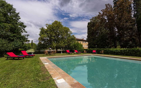 Villa Vorno: Wasser, Pflanze, Wolke, Himmel, Schwimmbad, Baum, Gebäude, Grundstueck, Freizeit, Natürliche Landschaft