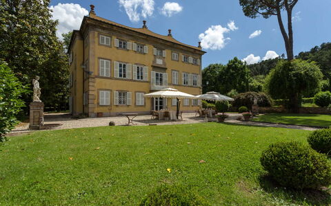 Villa Vorno: Wolke, Pflanze, Gebäude, Himmel, Fenster, Baum, Natürliche Landschaft, Grundstueck, Haus, Gras