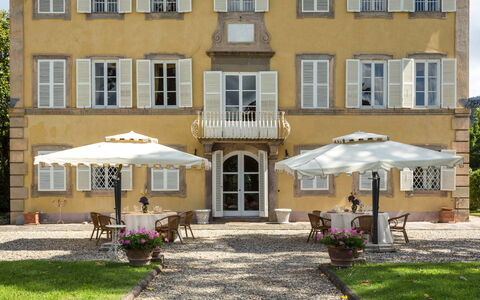 Villa Vorno: Pflanze, Gebäude, Fenster, Möbel, Regenschirm, Stuhl, Blumentopf, Schatten, Zelt, Tür