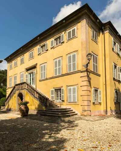 Villa Vorno: Himmel, Pflanze, Gebäude, Fenster, Wolke, Baum, Sonnenlicht, Haus, Tür, Wohngebiet