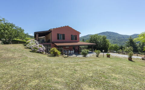 Villa Rosata: Himmel, Pflanze, Gebäude, Baum, Fenster, Haus, Berg, Natürliche Landschaft, Grundstueck, Vegetation