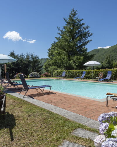 Villa Rosata: Wasser, Pflanze, Himmel, Möbel, Schwimmbad, Wolke, Regenschirm, Natur, Stuhl, Baum