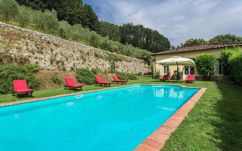 Villa Cantignano: Wasser, Pflanze, Wolke, Himmel, Schwimmbad, Grün, Baum, Rechteck, Stuhl, Natürliche Landschaft