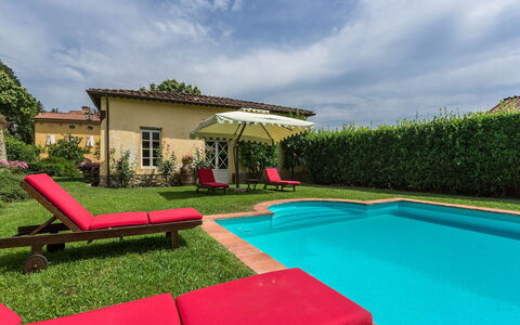 Villa Cantignano: Wolke, Himmel, Pflanze, Gebäude, Wasser, Schwimmbad, Schatten, Rechteck, Gartenmöbel, Haus