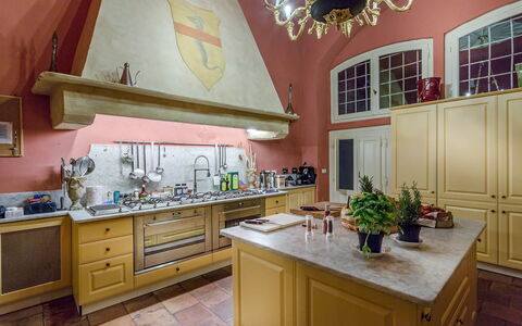 Villa Cantignano: Countertop, Cabinetry, Eigentum, Möbel, Küche, Sinken, Schublade, Gebäude, Holz, Interior Design