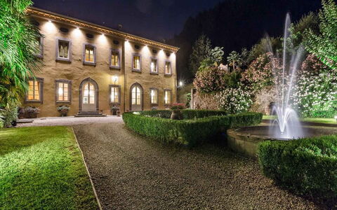Villa Cantignano: Pflanze, Eigentum, Himmel, Wasser, Gebäude, Grün, Baum, Haus, Grundeigentum, Natürliche Landschaft